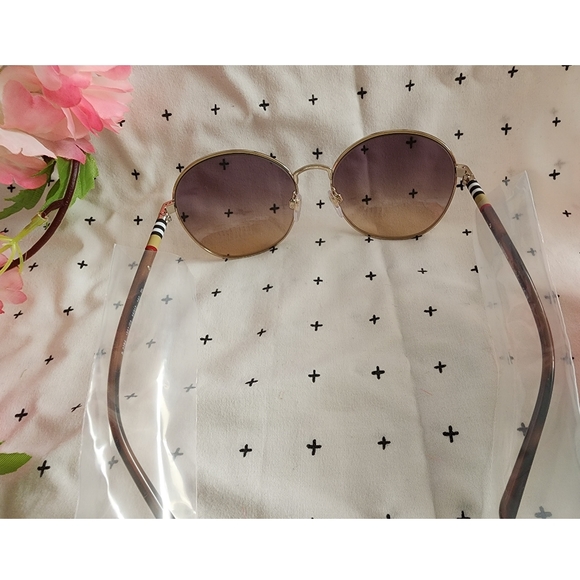 Burberry Sunglasses - Picture 8 of 11
